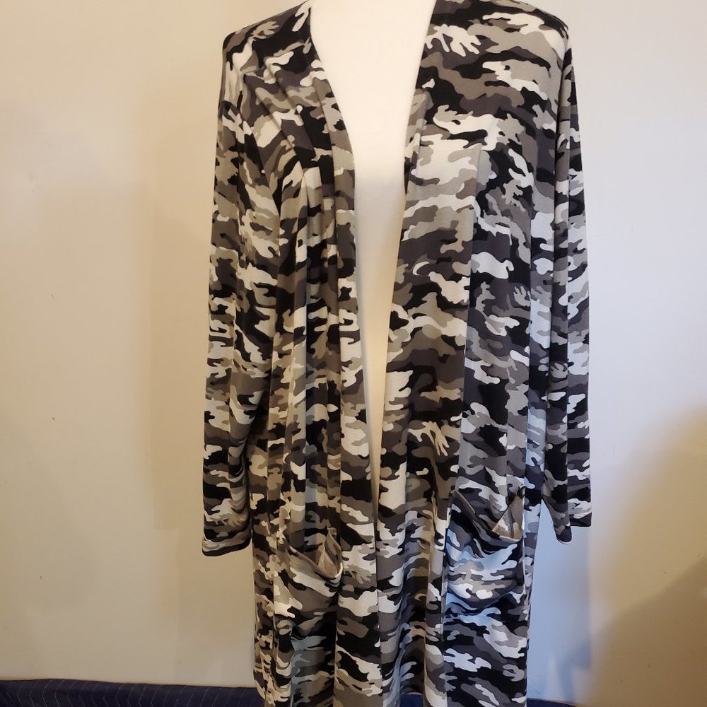 LuLaRoe Gray Camo  Caroline Sweater Size 3XL